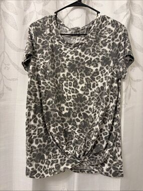 To be honest :Twist-Hem Leopard Print Short Sleeve Top - Gray